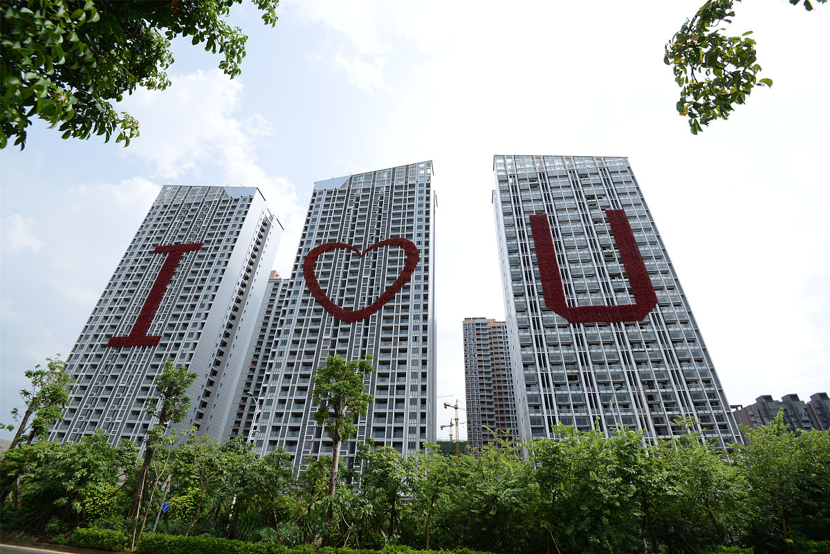 2014年8月7日,广西南宁市,一栋新建的商品大楼惊现巨型"i❤u",
