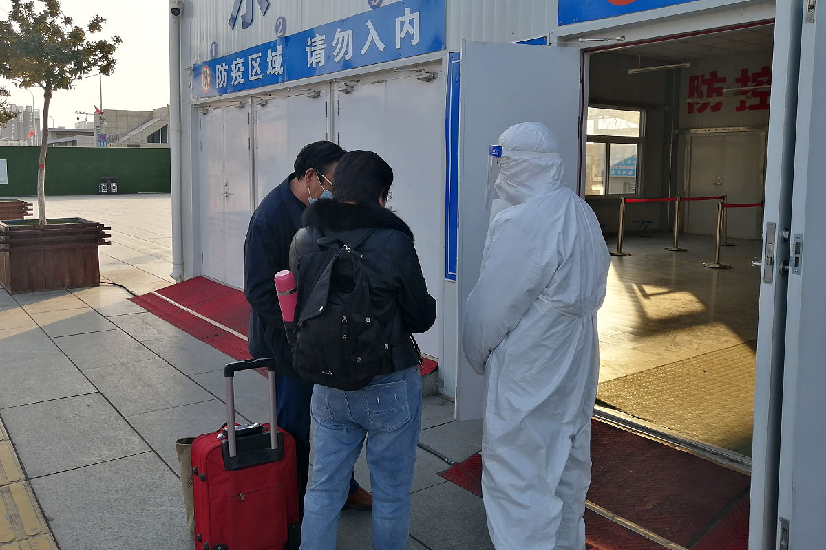 以下内容结合2023年的重大政策来改写：各位领导、亲爱的同事们：大家好！我是来自西南区域靶场的XXX。今天我非常荣幸能够站在这里与大家分享我们在2022年国庆假期过后所取得的一些成果和经验。首先我想和大家谈一谈靶场在疫情防控方面所做的努力。在国庆假期结束后我们注意到国内疫情出现了多地散发态势。作为工作地点分布在四川、重庆的西南区域靶场我们迅速行动起来安排专人负责督查并严格落实川渝两地疫情防控要求配