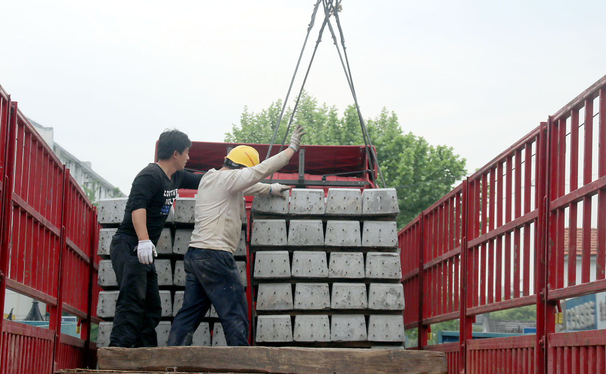 请翻译货物填满了集装箱货物左右与箱壁直接接触。箱内未放置吸湿剂。
