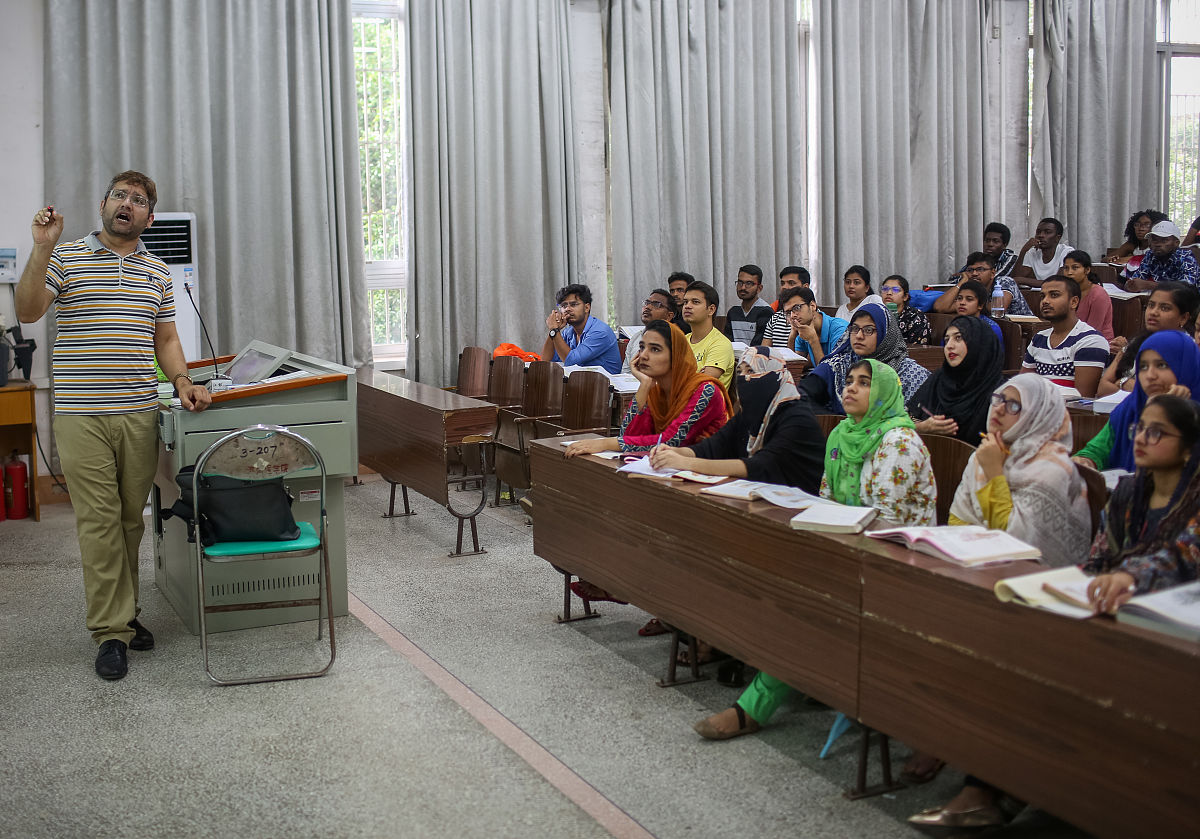 你现在是一个导航网站的编辑人员请为我写一篇福建医科大学教务处的相关介绍。