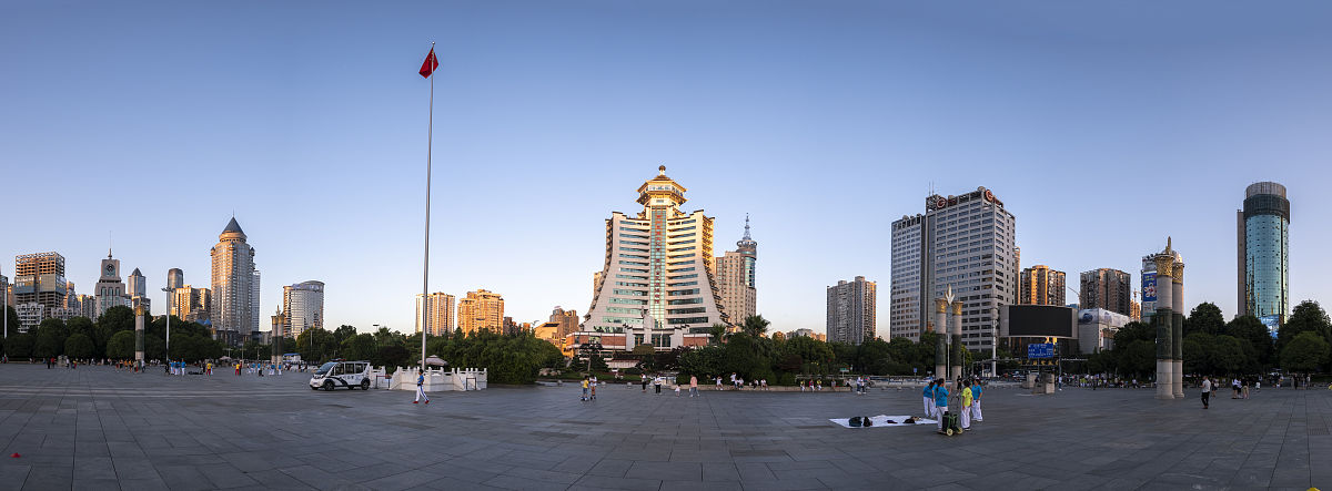 2020年06月05日,贵阳,夕阳下的人民广场.