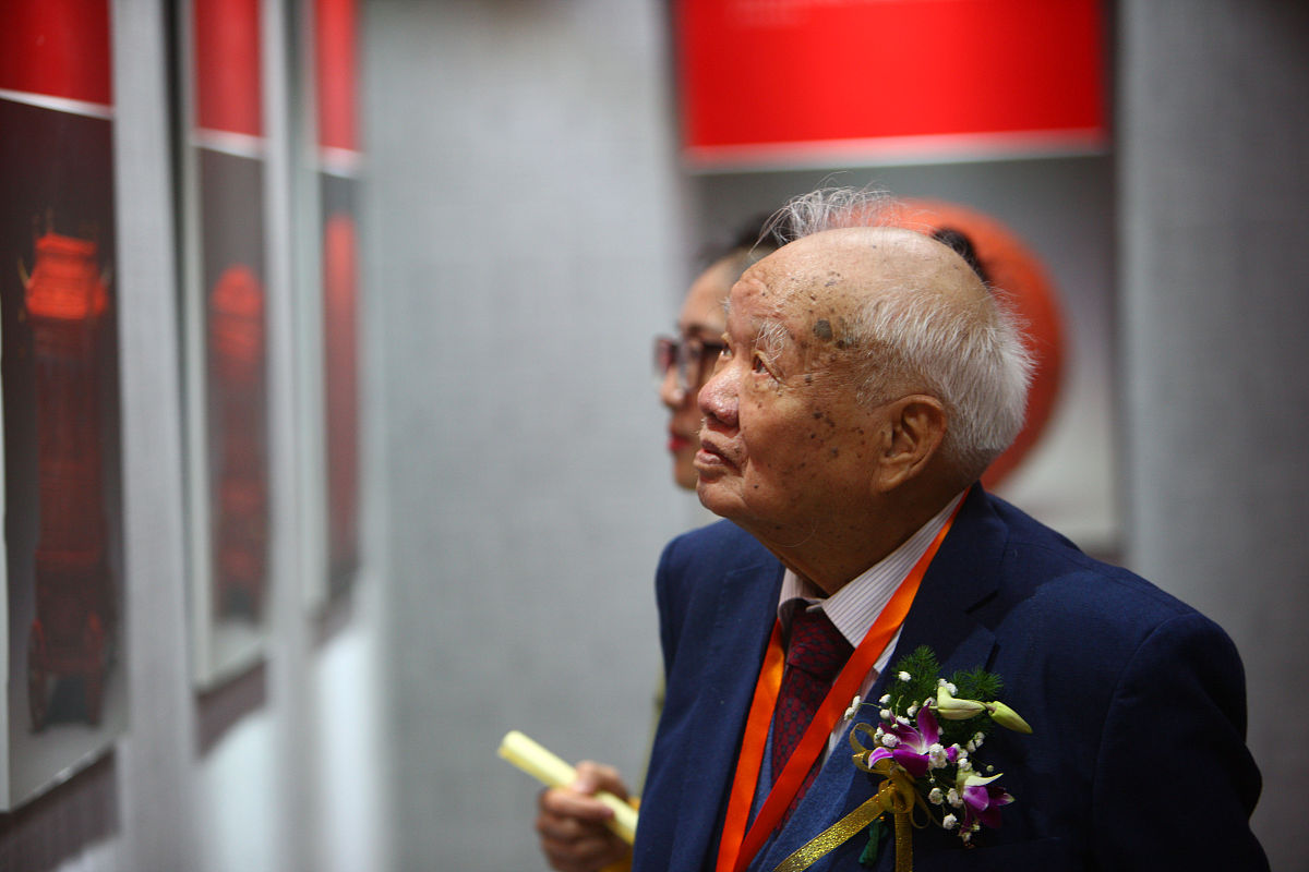 平凡人生中的精神画像：一位老教授的故事