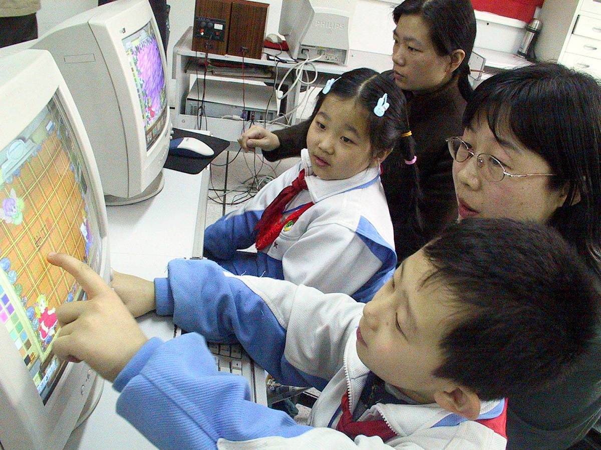 4月烟台日报社小记者团我是眼科小医生实践活动眼科只是科普青少年近视防控讲座学习测视力学习使用电脑验光仪蛋糕DIY制作