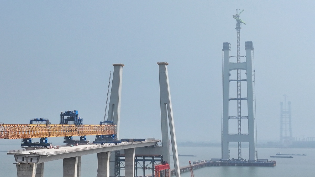 东海大桥修建难度大：复杂地质、巨型跨度和环保挑战