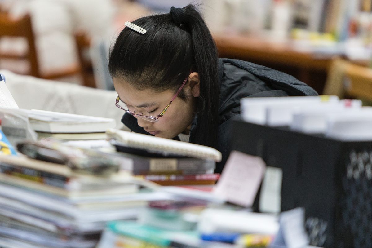 2013年12月29日,杭州市某高校图书馆自习室,几乎全部被大四的"学霸"们