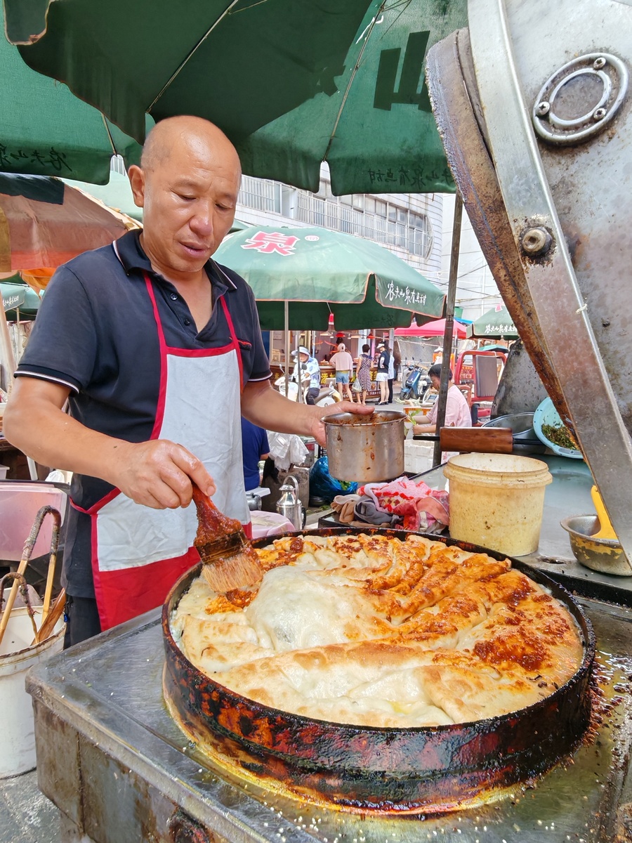 现在有一家位于中国山西省晋中市大学城附近的煎饼果子店要开业了请你为这家店起一个名字要求能够吸引附近的大学生之类的人群来消费