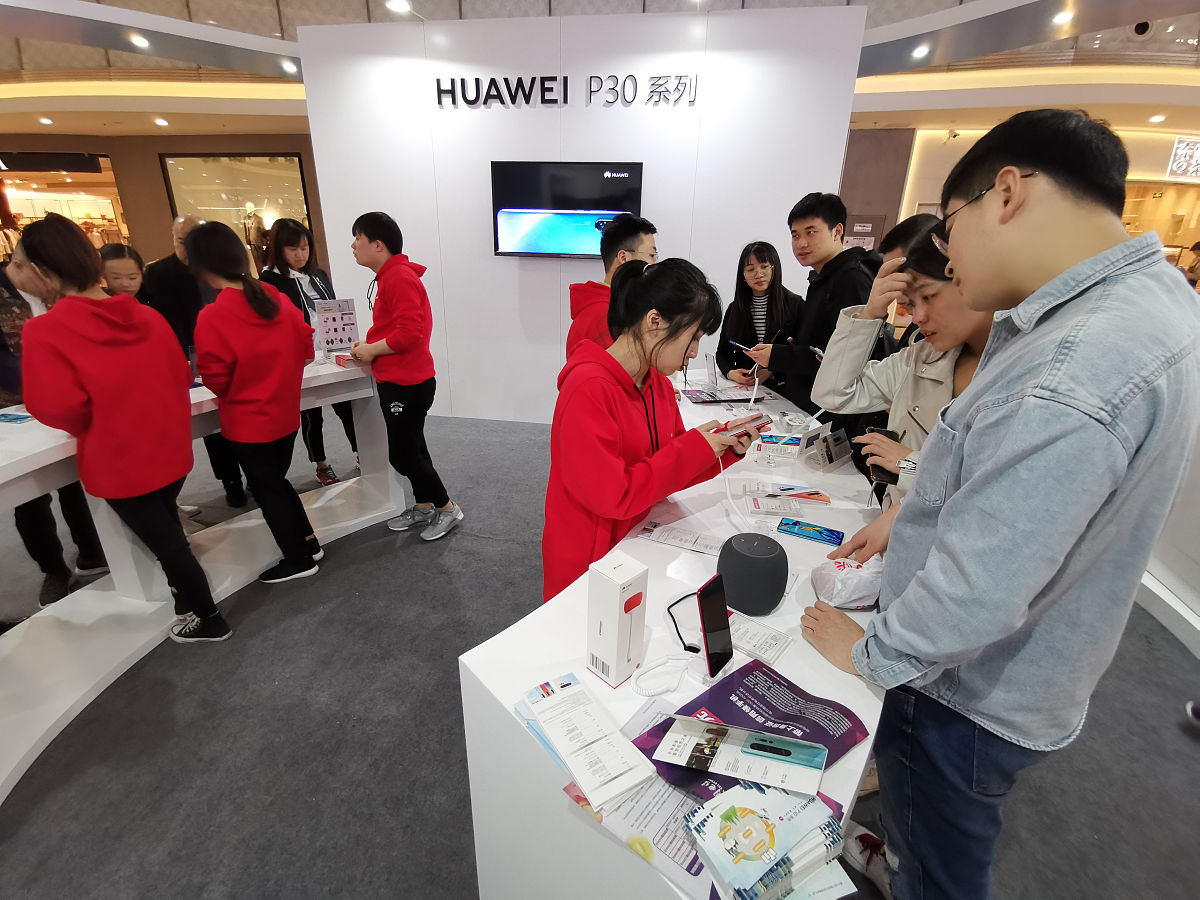 2019年4月12日,武汉,菱角湖万达广场华为p30等型号手机快闪店.