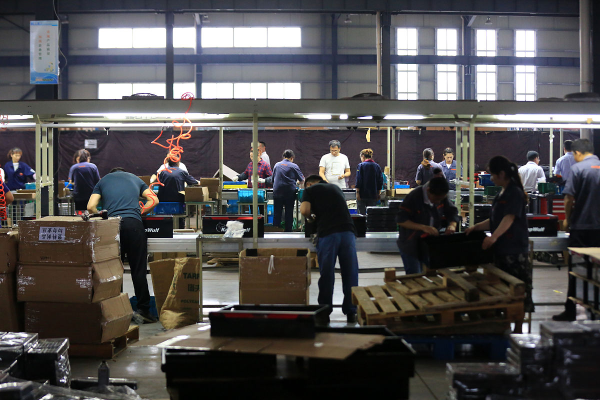 中国工厂存在的种种问题德国人爱德拉是一名生产总监至今已为多家中国企业提供咨询服务在过去的五年里爱德拉记录了中国工厂存在的种种问题。如：缺乏适当的计划员工在换规格时产生等待或停工待料；对班组长的命令或指示不清楚班组长未能彻底了解其所接受之命令与指示；缺乏对全天工作内容的认识；未能确实督导工具、材料、小装置等应放置于一定之处所；纵容员工养成聊天、擅离工作岗位、浪费时间之坏习惯；放任员工故意逃避他们能作