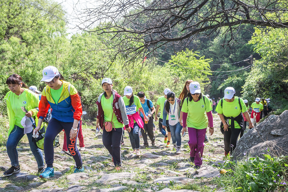 三月三，小三去登山，上了三里山，跑了三里三，出了一身汗，换了三件衫，小三上山大声喊，离天还有三尺三！