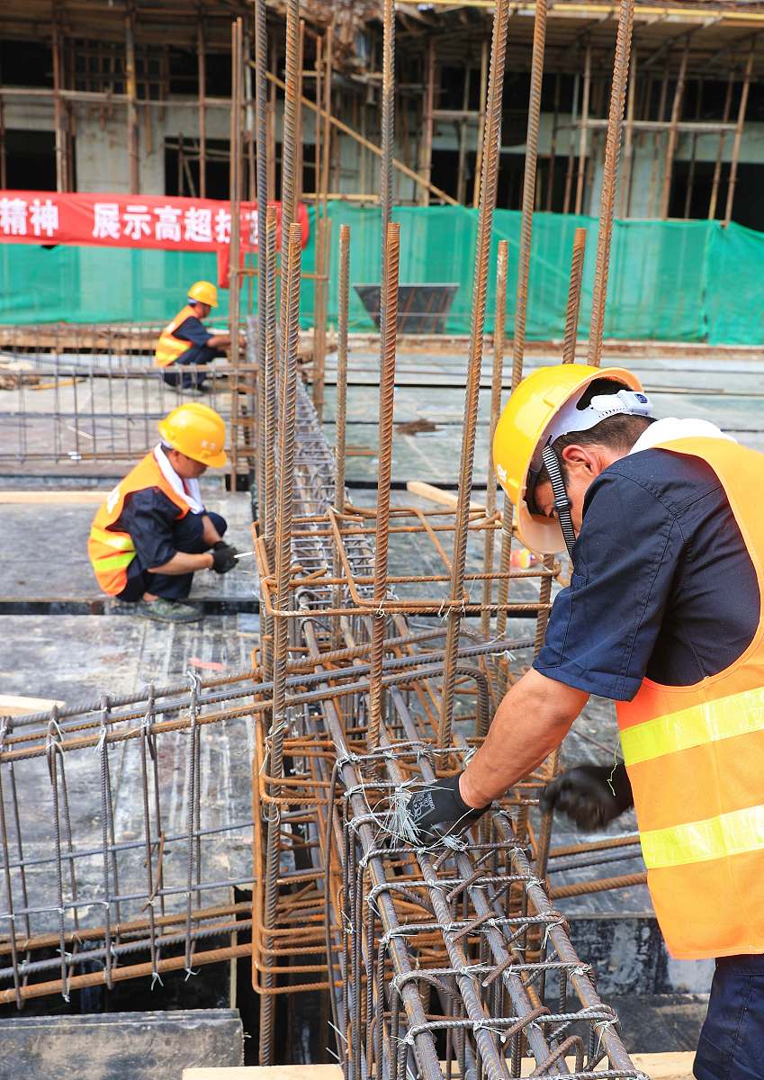 写一份中建五局计算机运维实习生的实习后的个人小结包括做的事和感想但是不要超过100字
