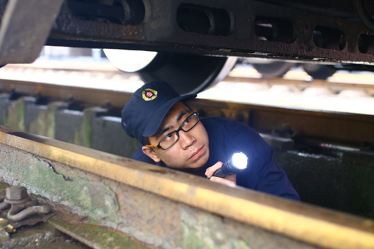 成都铁路运输学校车辆运用检修专业：前景广阔，就业有保障