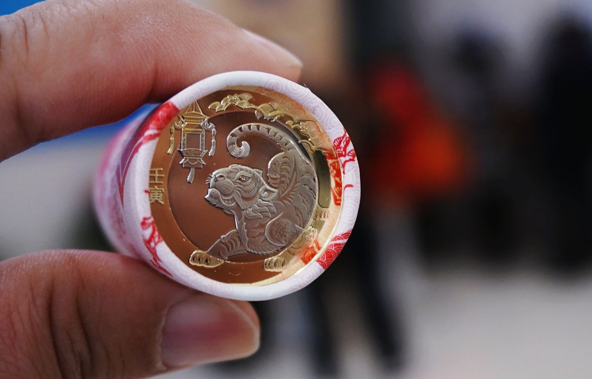 弟弟是个收藏爱好者所以在他生日的时候我准备送他一套央行即将发行的瑞兽金银纪念币这套纪念币一共8枚每一枚纪念币都展现了中华文化中的神兽形象寓意着吉祥和祝福也更具收藏价值。接上文出一个文案文字120字左右