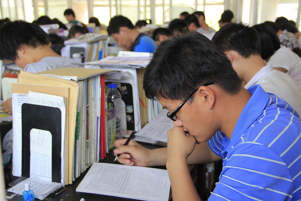 晚自习使用电子产品被辅导员发现写800字检讨