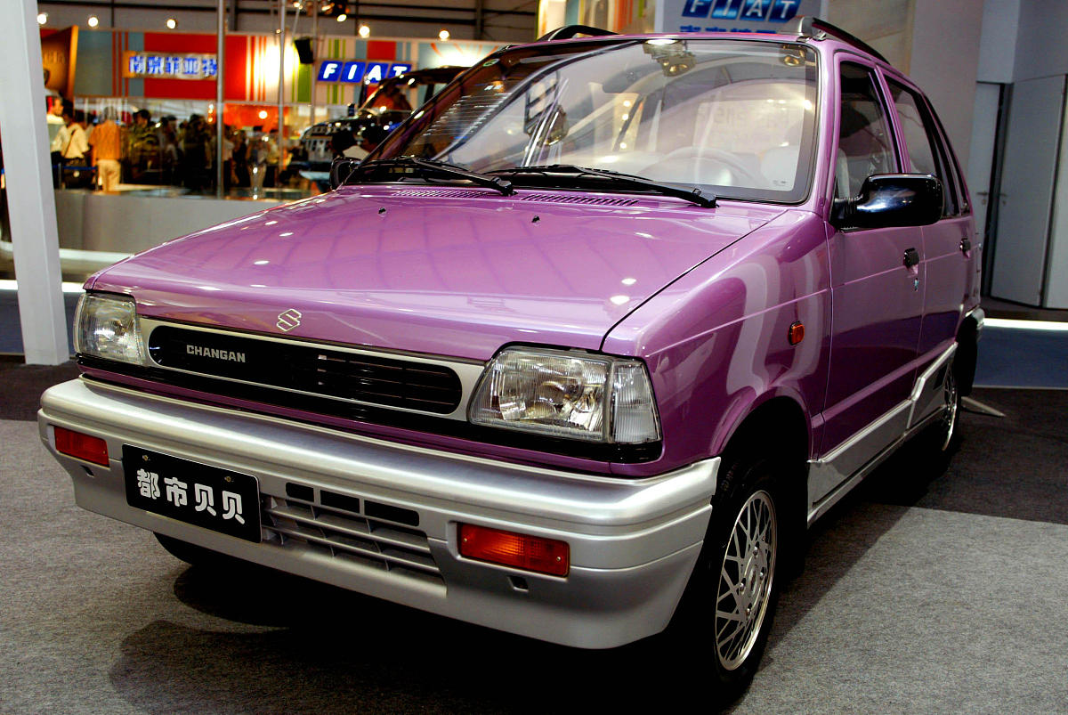 2004年6月10日,北京.国际汽车展上长安汽车"都市贝贝"小型家庭用车.++