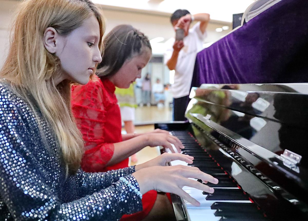 兴趣爱好是自主学习与探究的动力之一，有兴趣才能促使学生自主学习音乐，学生才会进一步去感知音乐。通过调查学生对音乐的喜爱程度，了解、分析学生在音乐方面的兴趣度，是对探究培养高中生音乐审美能力的先行条件。