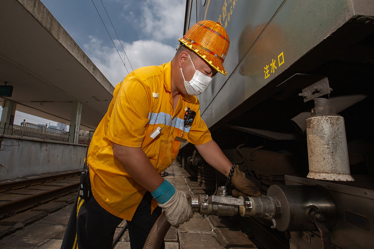 竞聘班组工长岗位的自我介绍背景：2008年在中铁二局设备科和技术科工作过2010年进入本单位2014年担任过列检工长列检期间技术比武第二名2017年调入段修车间连续两年获得技术比武第二名2021年自主发开检修票系统2022年荣获安全标兵