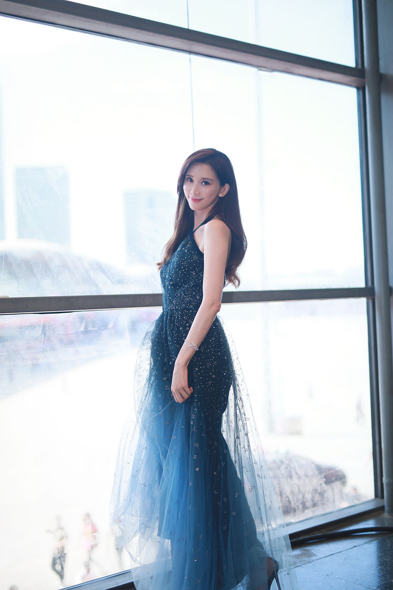 用一段话描写女神