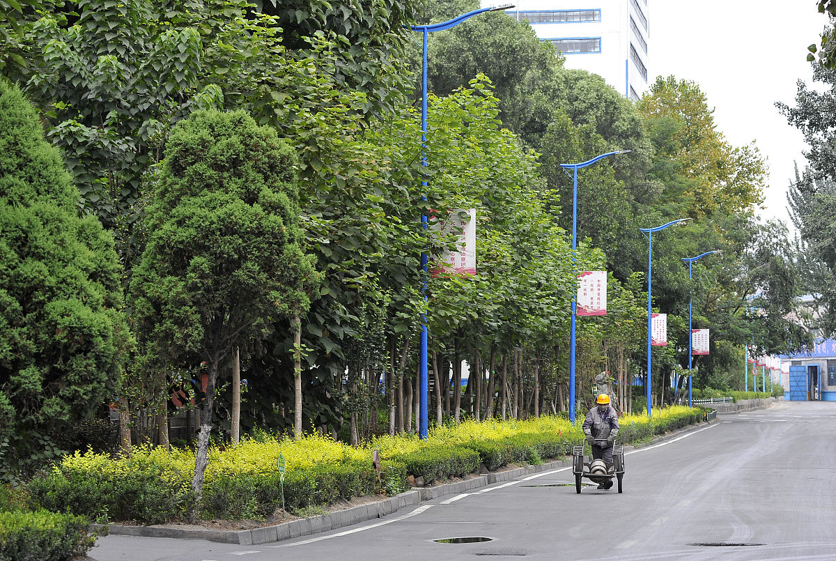 2019年8月24日,兰州,方大炭素企业园区和生产车间实景.