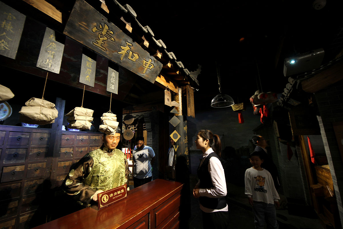 2019年5月18日,游客在京杭大运河畔的山东枣庄台儿庄古城内的"中国运