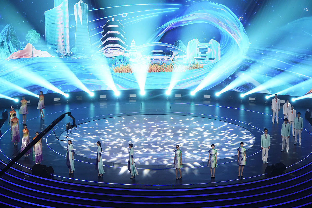 《梦想天堂》、拱宸桥、金桂……杭州亚运会开幕式主创团队剧透亮点距离杭州亚运会开幕还有两天9月23日晚杭州第19届亚运会开幕式就将在杭州奥体中心体育场上演。20条简短的微博评论：直播丨亚运健儿来了！潮新闻直击接机现场