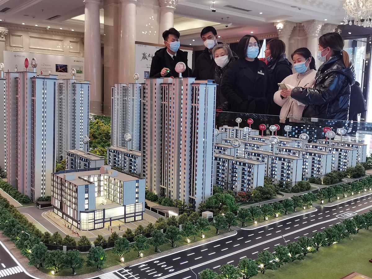 山东滨州市夫妻双方都是公务员有一个一岁半的孩子存款20万公积金账余额20万男方35岁工作6年目前工资6800元公积金2100元月女方34岁工作6年目前工资6500元公积金1900元月。现在看上一套175万滨州学府名著小区的商品房毛坯状态需公积金贷款100万元含余额20万利率31商贷30万元利率43请你帮忙分析一下请综合考虑孩子教育、家庭生活等因素你是否建议这个家庭购买这套房子？