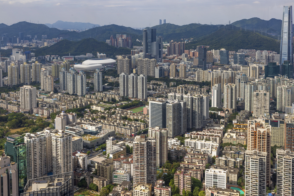 2025年12月2日,广东深圳,地王大厦69层观光厅玻璃幕墙