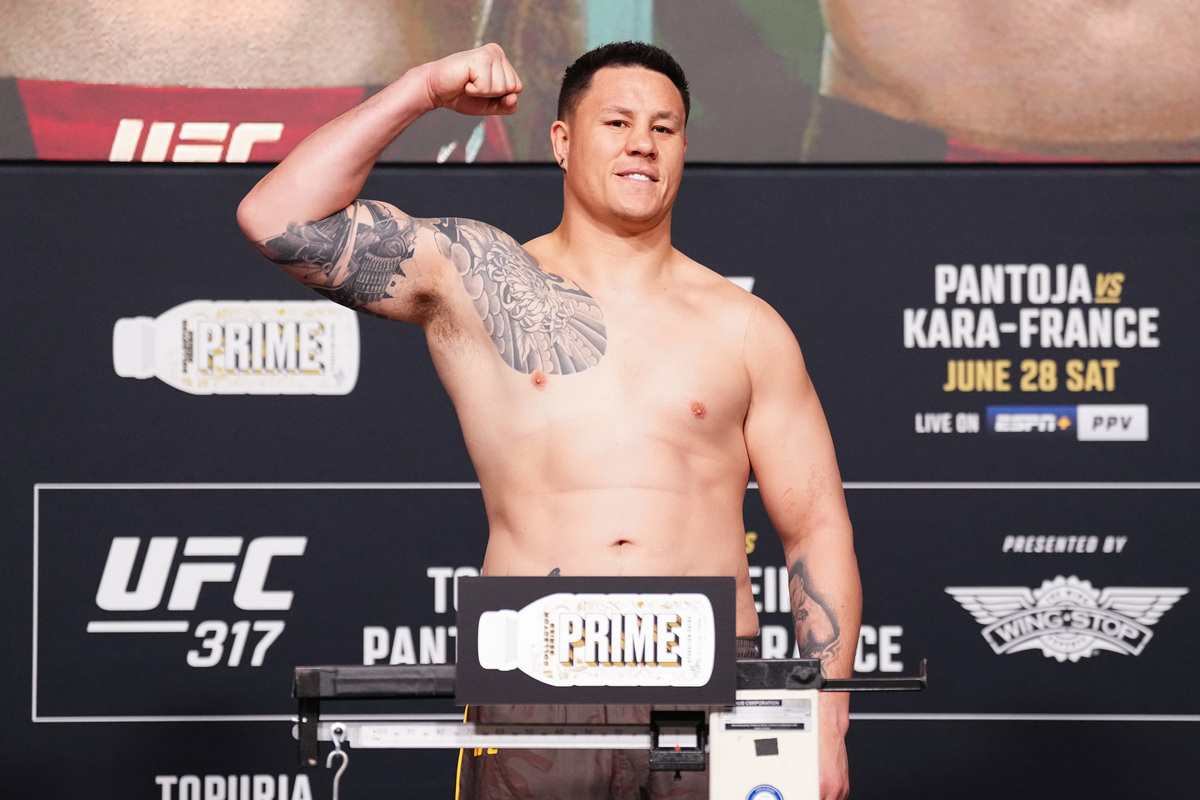 幽默风趣的wwe解说员请你用幽默风趣的角度详细解说wwe1536 期 matt riddle 战胜 otis