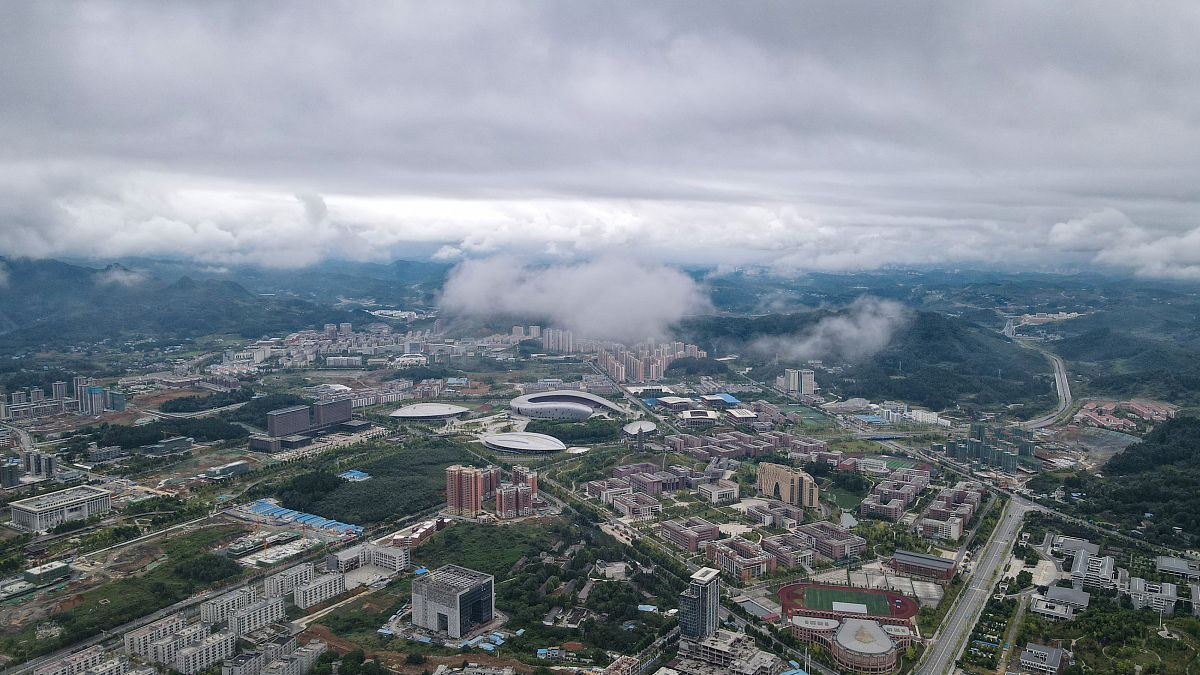 2021年8月15日,贵州省遵义市新蒲新区云雾缭绕,城市在云雾中时隐时现,