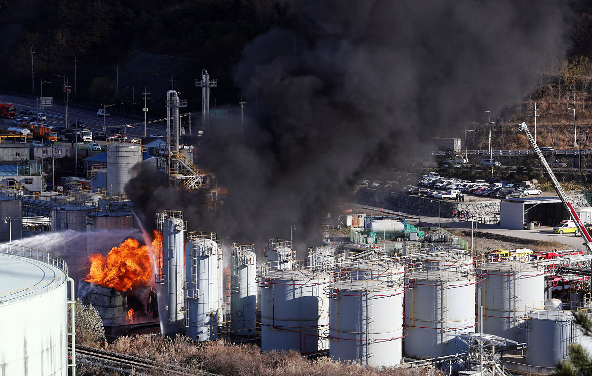 请描述一下美国俄亥俄毒气泄露事件，100字以内