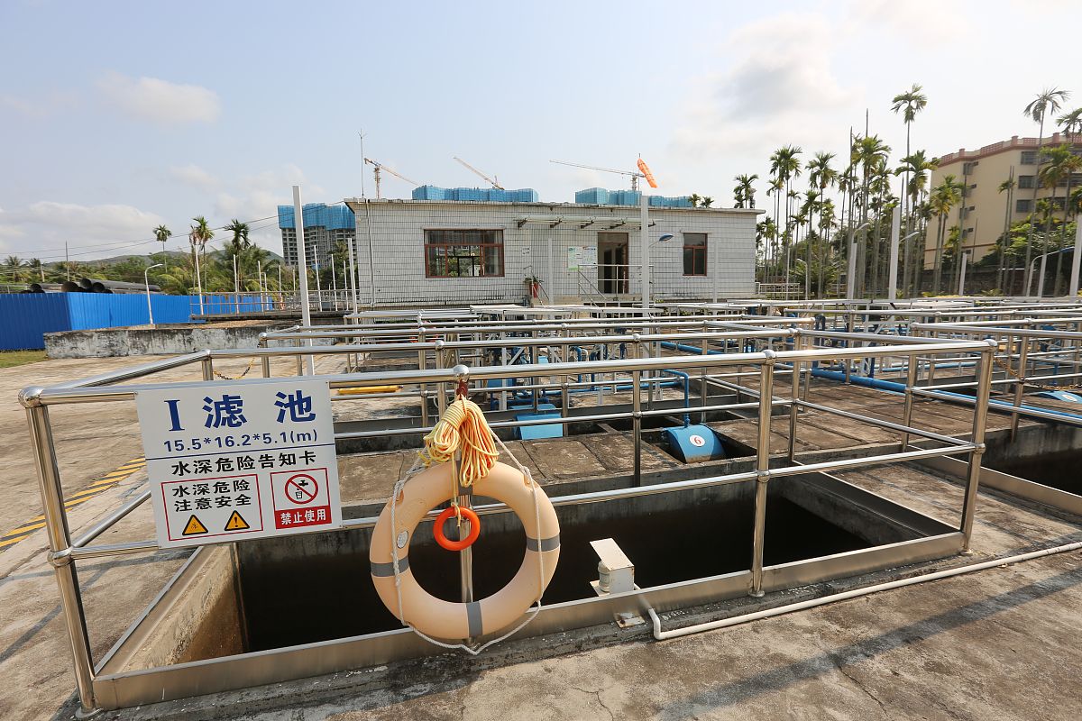 处理含有汽油和柴油的污水采用工艺流程为：污水依次经过调节池、四级隔油池、溶气气浮、水解酸化池、内循环三相生物塔、沉淀池、臭氧催化氧化塔、最后采用内循环曝气生物滤池工艺设计思路是什么