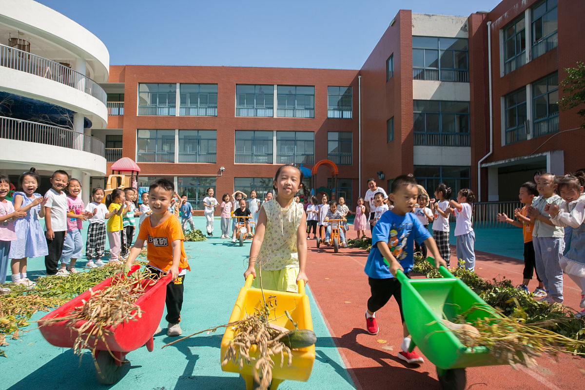 2021年9月22日,在江苏南通如皋市下原镇下原幼儿园里,小朋友们正在参
