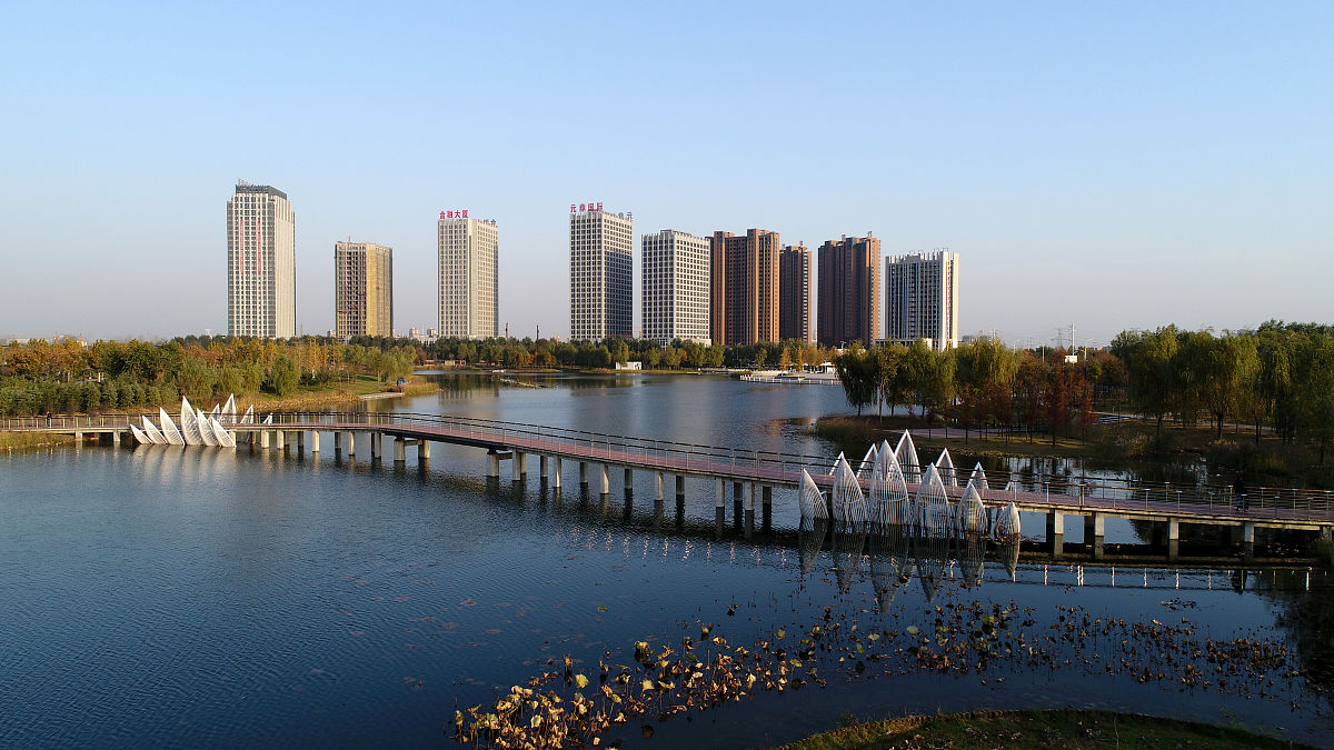 2017年11月13日,河南许昌,俯瞰占地705亩的芙蓉湖.