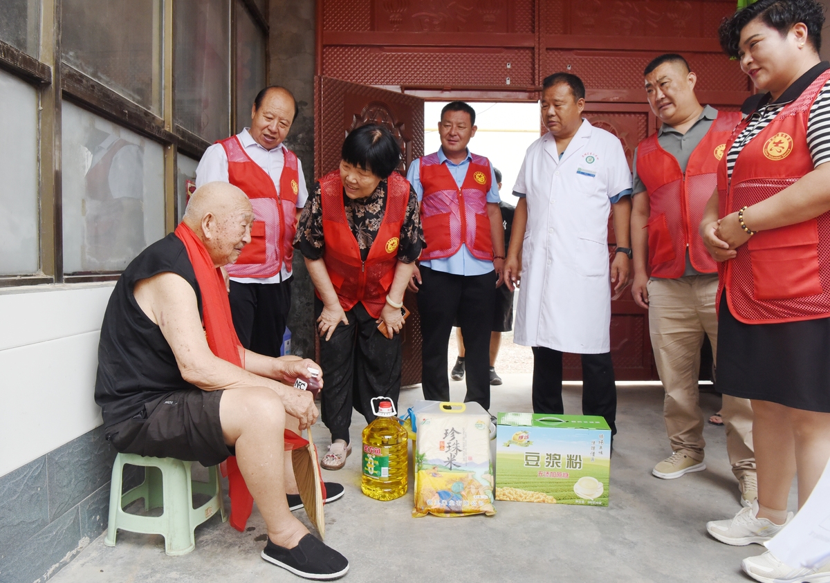 以一个镇级社区网格员的身份丰富下边这段话到120字今天8月1号去高龄老人家关爱老人跟老人唠唠最近情况身体情况问问有没有什么需要帮助的。