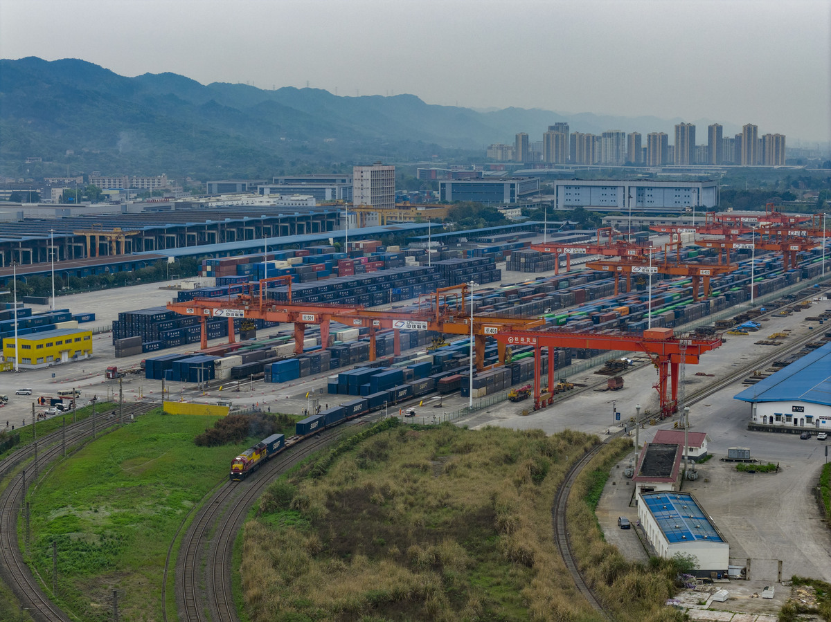 2026年3月27日,重庆市沙坪坝区铁路团结村中心站,一列