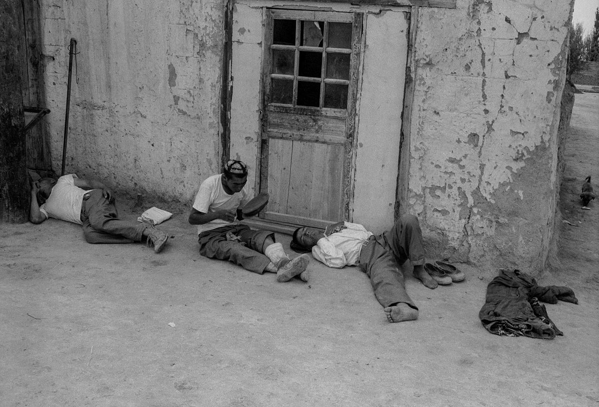1956年,新疆哈密,人们在街边休息.c110-10 resting in street, hami c