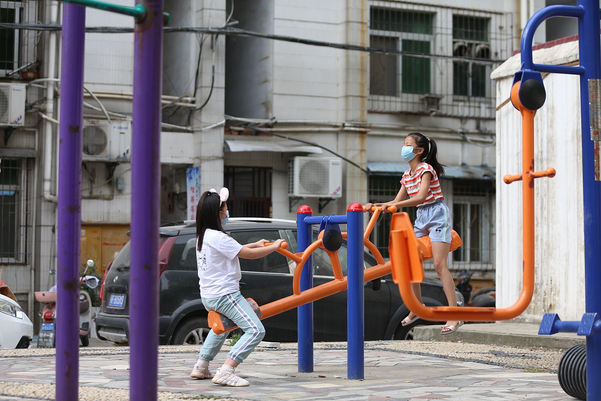 出一些小学四年级小数点的题目