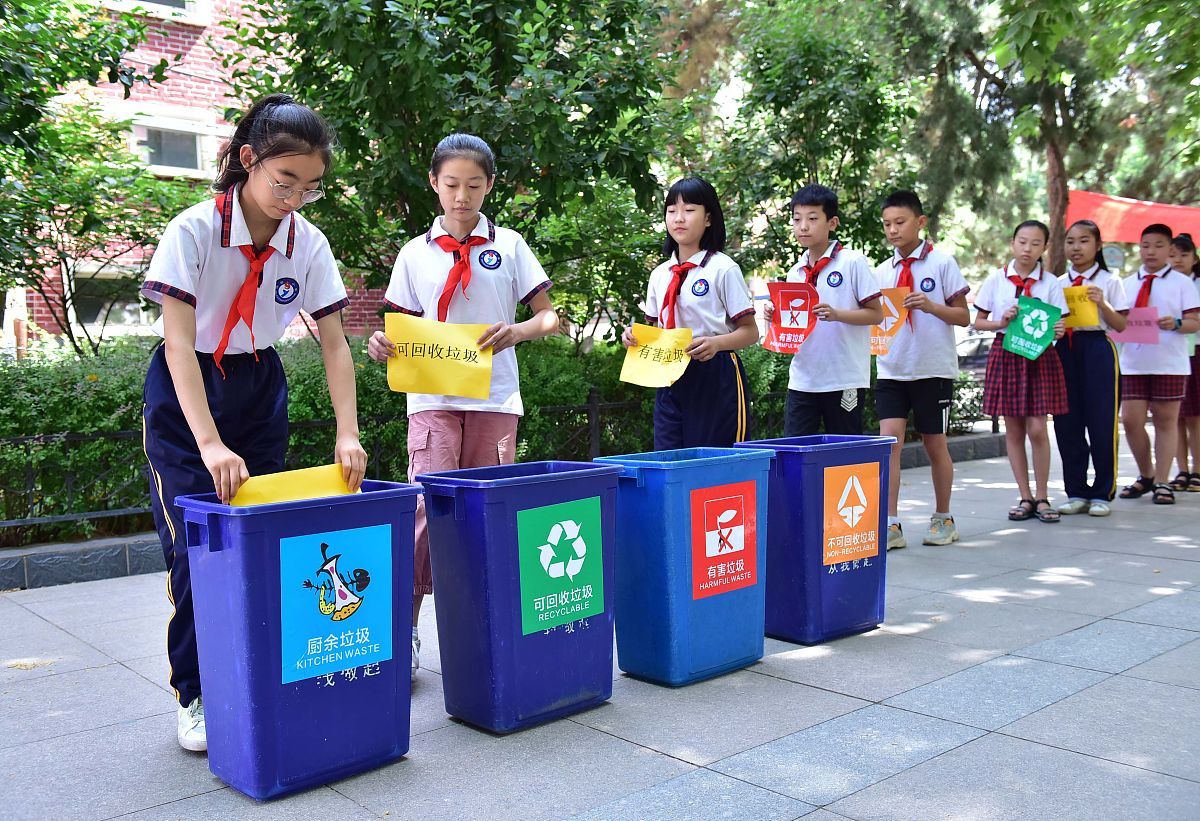 小学生参加垃圾分类我能行 绿色生活我先行活动