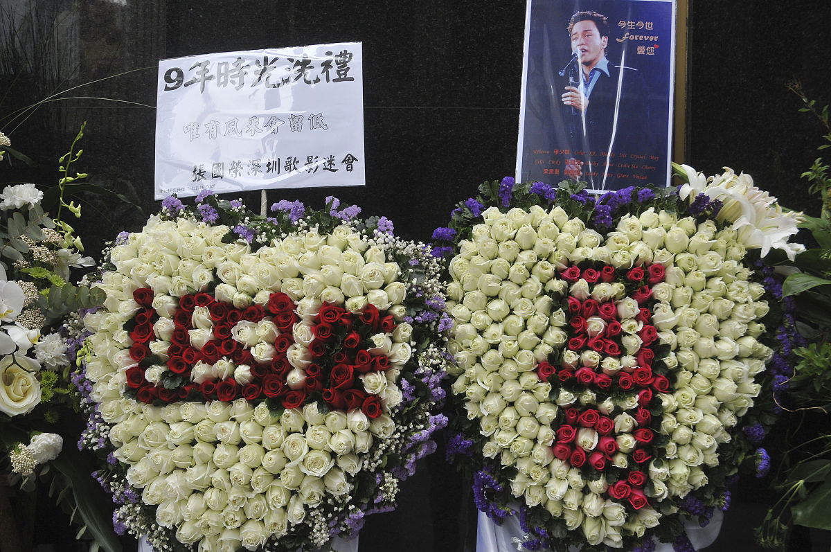 2012年3月31日,香港,张国荣粉丝献花纪念偶像逝世9周年.  +++_+++张国