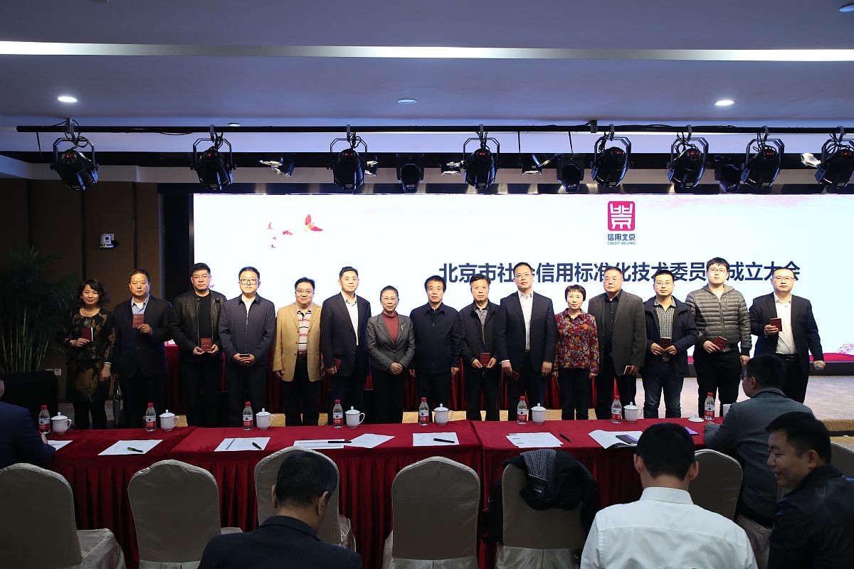 请给北航投资董事长夏炜写一份2023年的新年贺词文章大约2000字里面需要包括公司业务情况科技投资、科创服务、过去一年取得的成绩、新的一年展望与祝福。文章请参考人民日报的新年总结