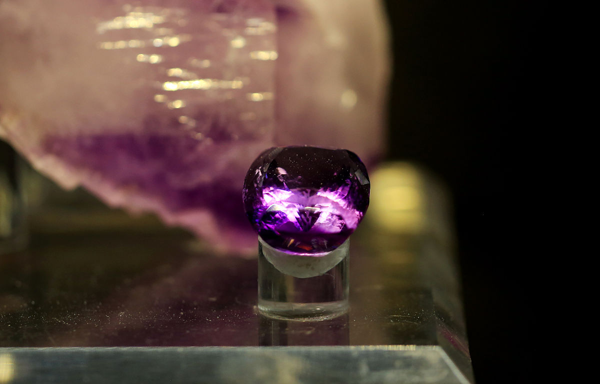 红宝石在紫光灯下会发荧光吗？