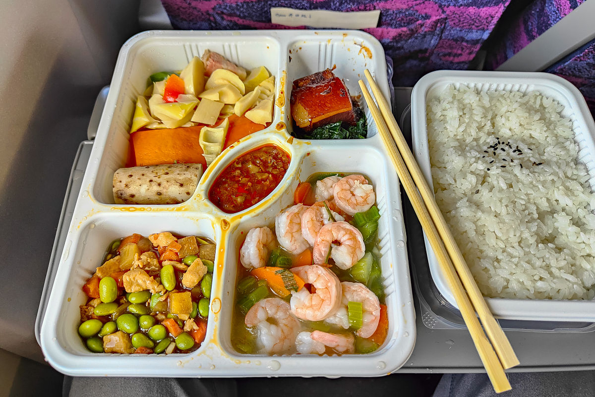 上海东方航空食品有限公司成立于1982年由中国东方航空集团公司与香港港沪航空食品有限公司共同投资组建是上海最早成立的中外合资企业之一。经过二十五年的不断发展上海东方航食的投资总额已超过12亿美元年产值逾6亿元分别在浦东、虹桥两机场拥有三座配餐大楼总建筑面积达48500平方米员工2100多人日均配餐量超过6万份是中国规模最大、实力最强的现代化航空配餐企业帮我用180字详细描述