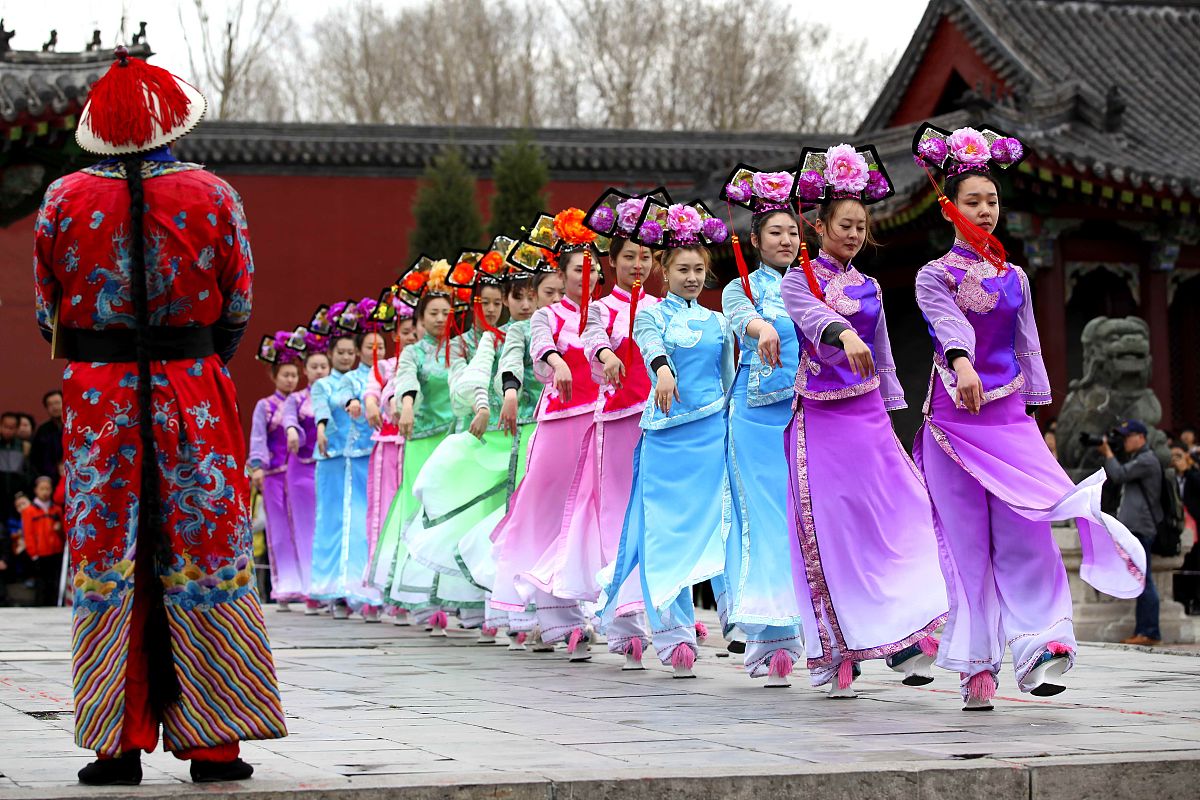 2013年04月29日,辽宁省沈阳市沈阳故宫,游客在观赏实景演出剧《海兰珠