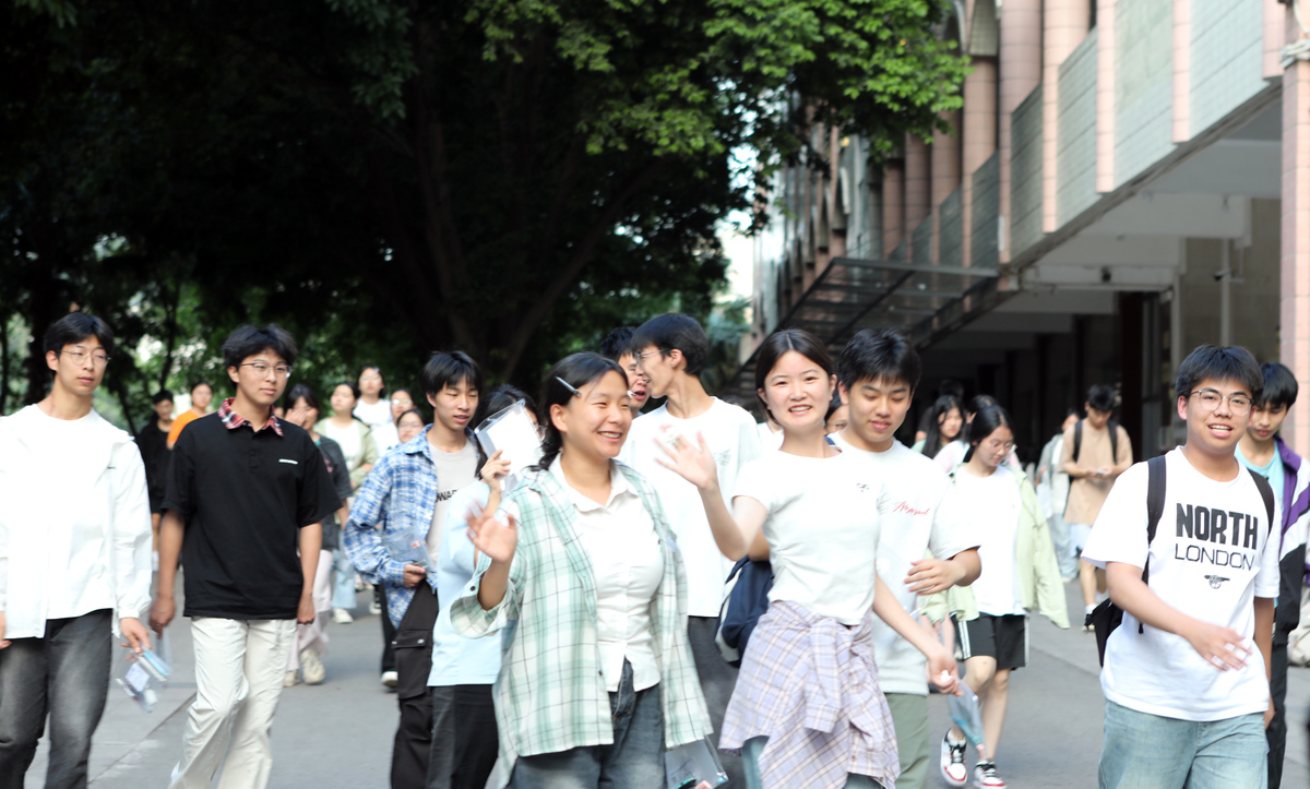 在大学去上课的路上逆着人群走路时感到不自在我该怎么办我感觉我的走路姿势怪异
