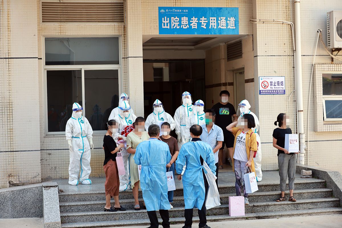 帮我翻译：A novel infectious disease has started spreading through the population You are tasked withfiguring out who might be infected in order to get them to quarantine The behavior of the diseaseamong m