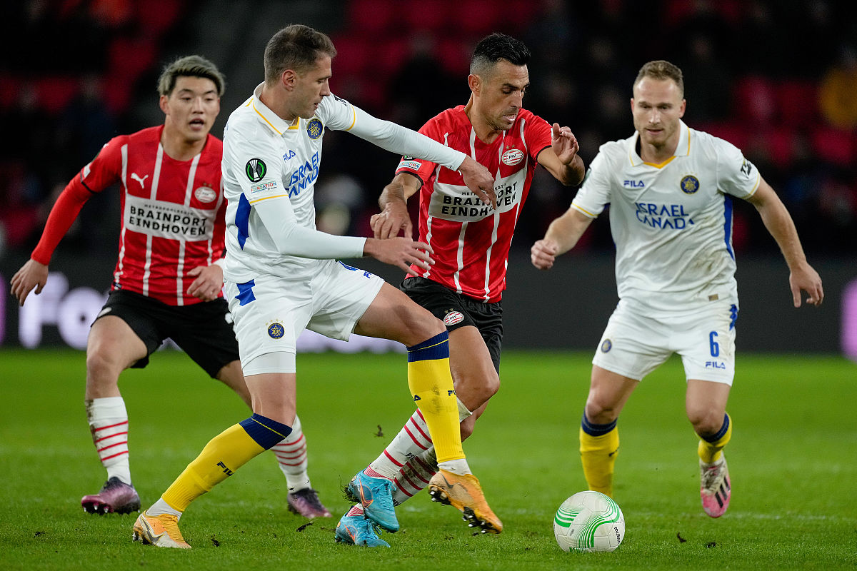 eindhoven, netherlands - february 17: (l-r) eran zahavi of psv, 