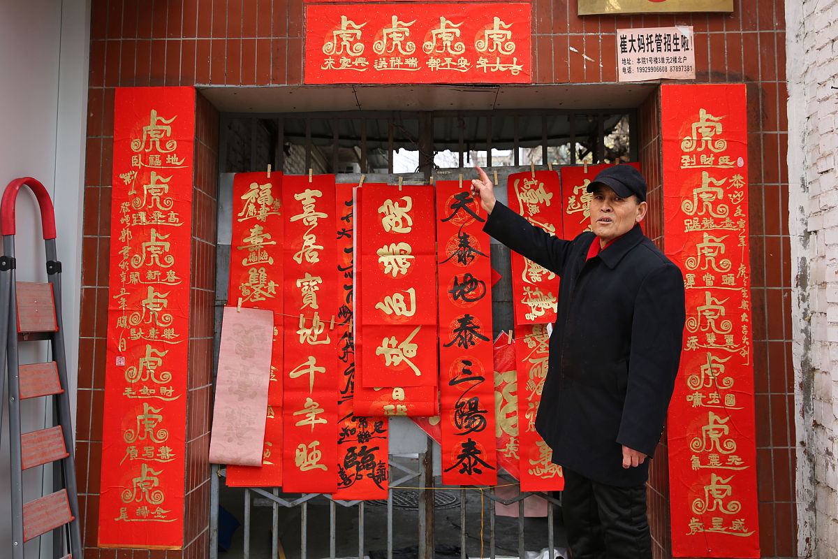 经典对联：上联小偷偷偷偷东西，下联警察抓抓抓抓小偷