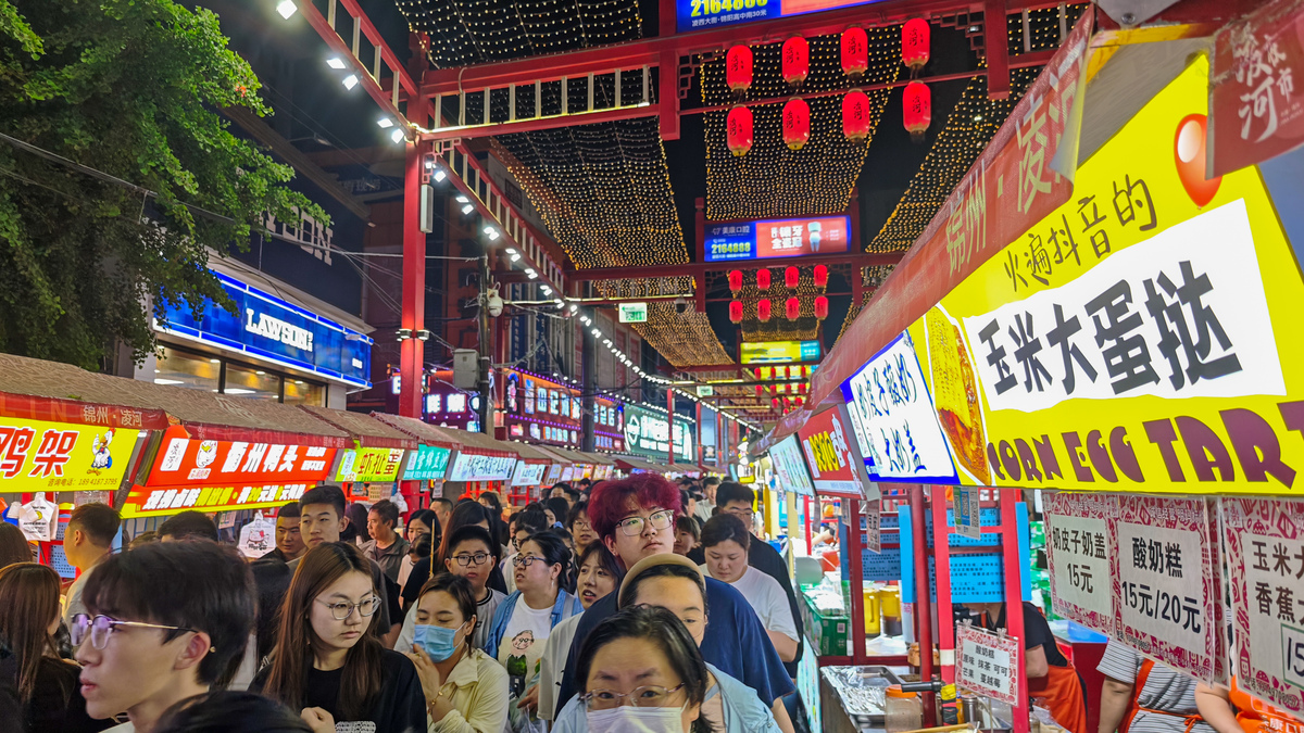 创意文化类夜市创新程度高网红色彩浓厚价格超过青年群体能力、质量保证低、体验感创新独特社交互动友好人流更加拥堵消费成本过高创新性与基础设施满意度高交通便利经济性缺点明显请针对以上信息对创意文化类夜市进行改进建议请根据以上内容对该夜市经营并提出对应改造提升策略以吸引年轻人