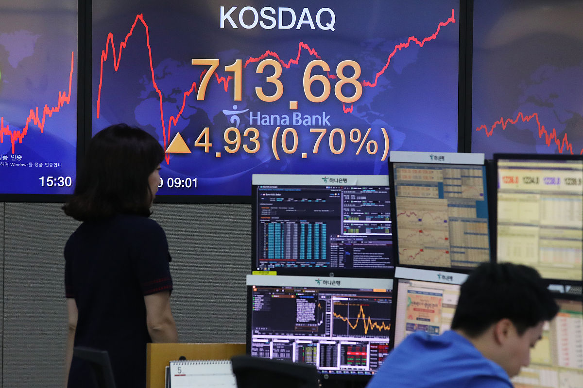 当地时间2020年5月29日,韩国首尔,银行电子屏幕上显示的股市信息. 713