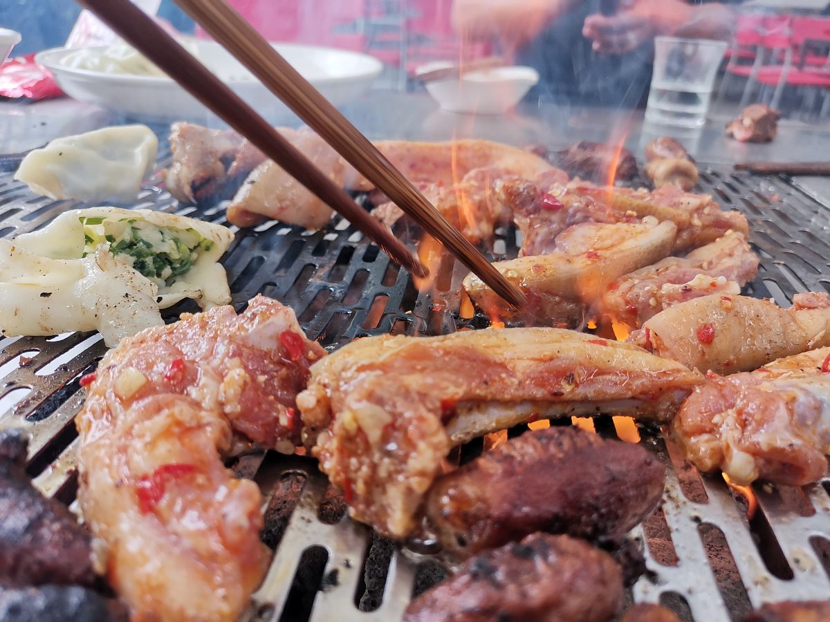 2021年6月10日,四川凉山,西昌火盆烧烤.(如若下载使用,请务必署名:红