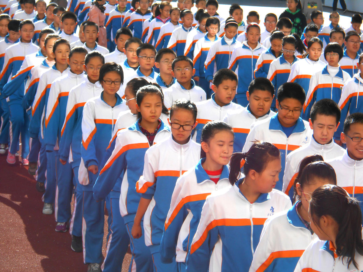 2012年10月11日,吉林省吉林市第七中学,2200余名初中学生在操场做课间